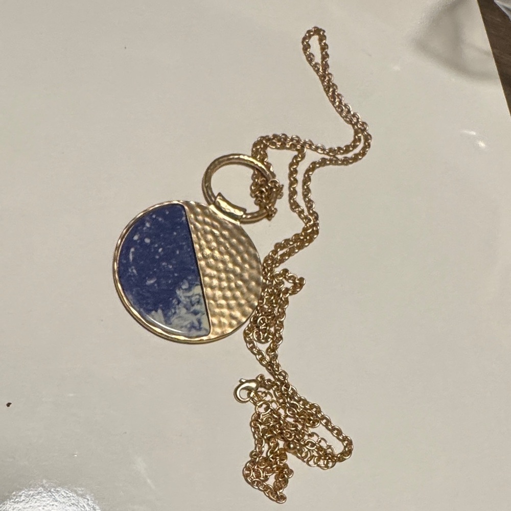 4/$20 - Gold Tone Blue Stone Pendant Necklace NWOT (BR1212/2) - Picture 2 of 6